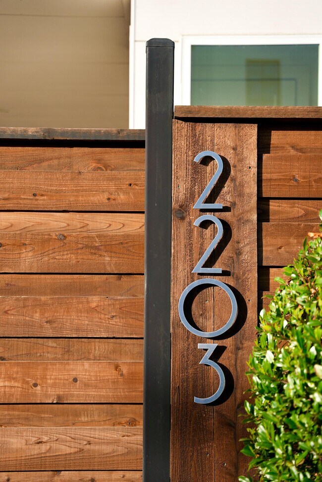Building Photo - 2203 Moser Ave