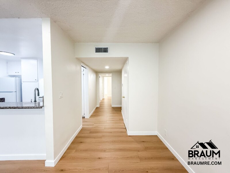 Building Photo - 5252 Hermitage Ave