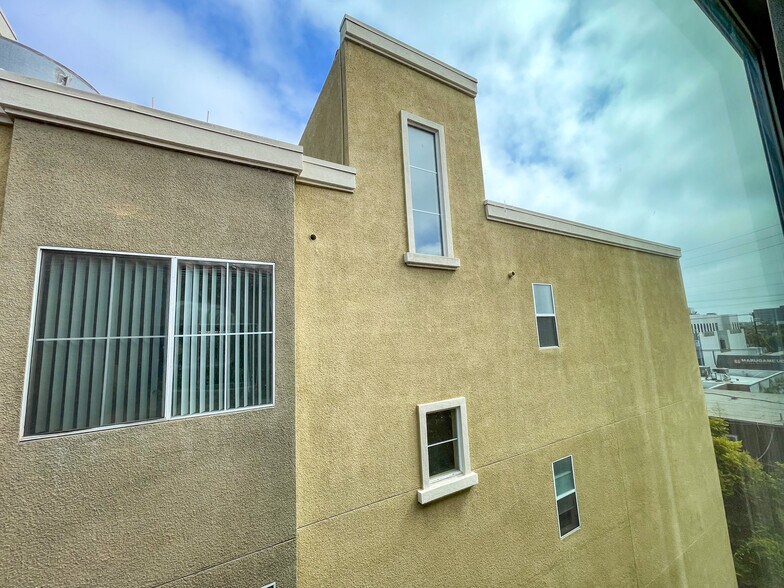 Building Photo - 2027 Beloit Ave