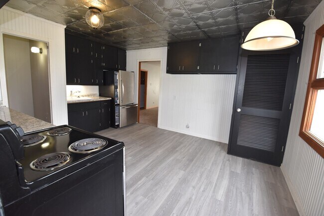 Building Photo - 3 Bedroom 2 Full Bath Home in Greenfield, Fenced Yard