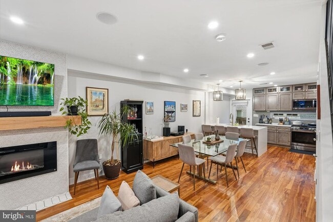 Building Photo - 331 W St NE