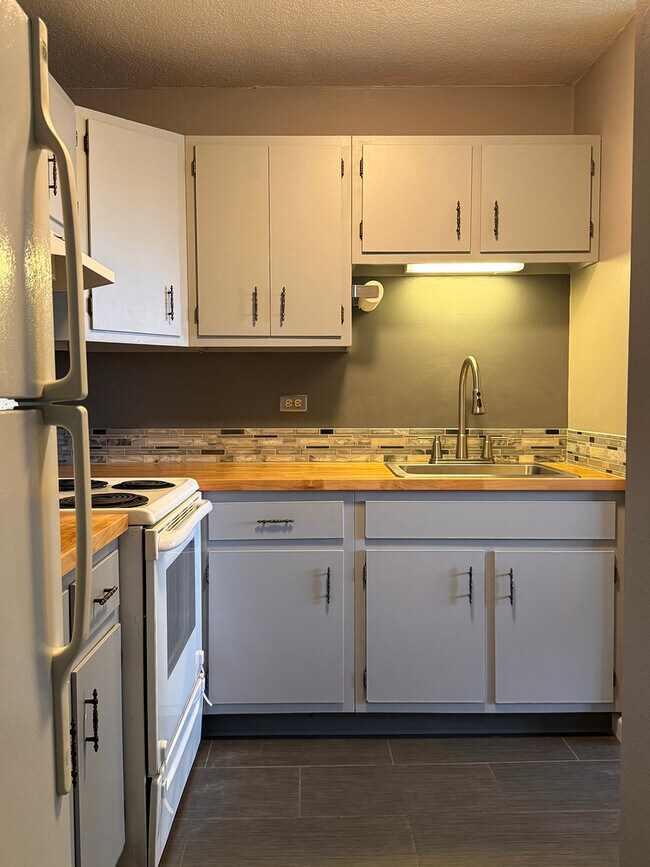 Building Photo - 5100 N Marine Dr