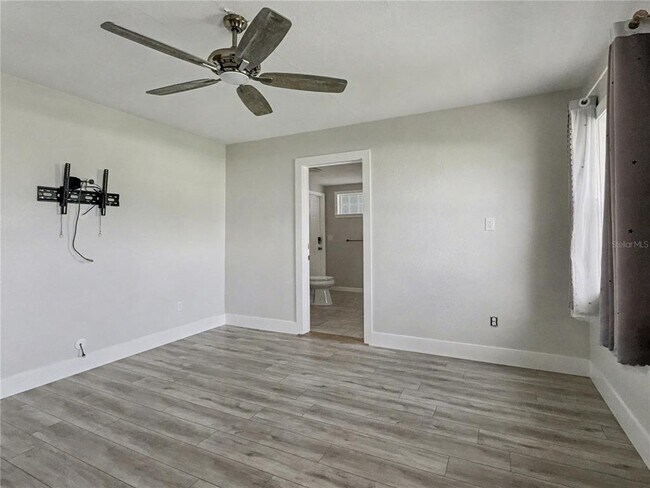 Building Photo - 125 Lake Roy Dr