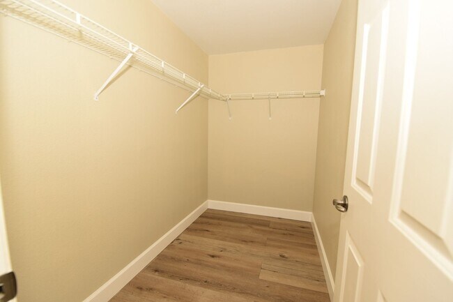 Building Photo - BEAUTIFUL 2 BED, 2 BATH CONDO AT MORGYN RI...