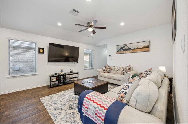 Building Photo - 16684 Lonely Pines Dr