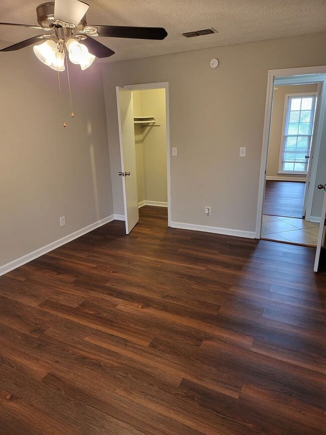 Building Photo - Nice brick ranch 4 bedroom 2 bath in Hermi...