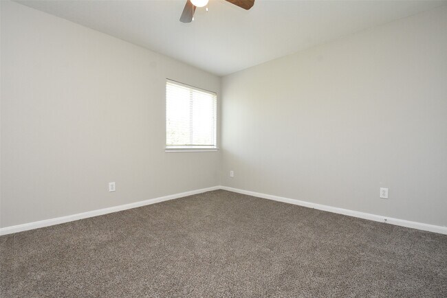 Building Photo - 21603 Falvel Lake Dr