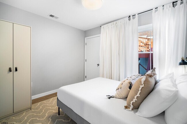 Building Photo - 21 N Albany Ave