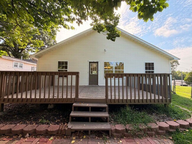 Building Photo - BEAUTIFUL 3 BEDROOM / 2 BATHROOM HOUSE WITH FENCED IN YARD, PORCH, AND SHED LOCATED CLOSE TO FREE...