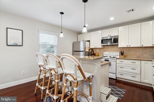 Building Photo - 206 Birch Dr