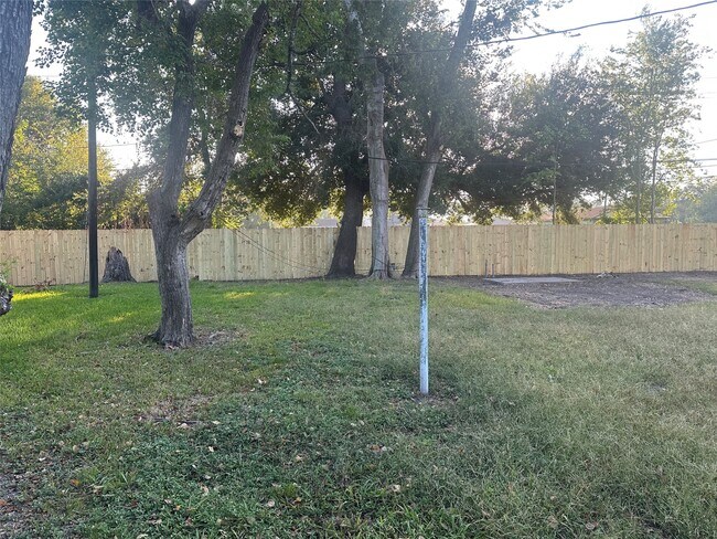 Building Photo - 9301 Chesterfield Dr