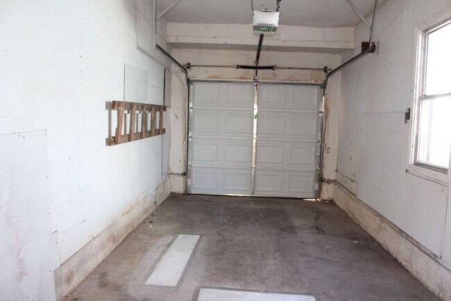 Building Photo - 3 bedrooms with appliances!