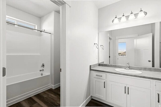 Building Photo - $500 OFF First Month's Rent - Spacious Condo In Vineyard