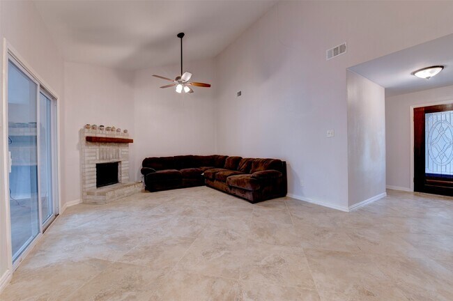 Building Photo - 10703 Highland Woods Dr