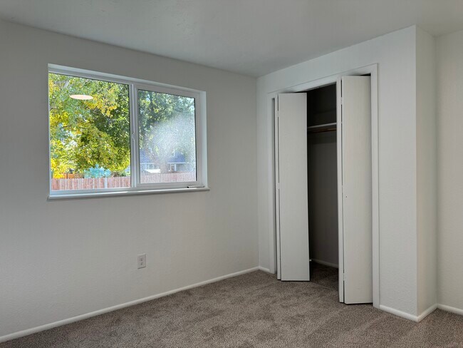 Building Photo - 903 Sunny Ln