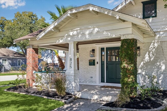 Building Photo - 825 Merrill St