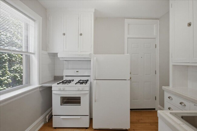 Building Photo - 1725 W Thorndale Ave