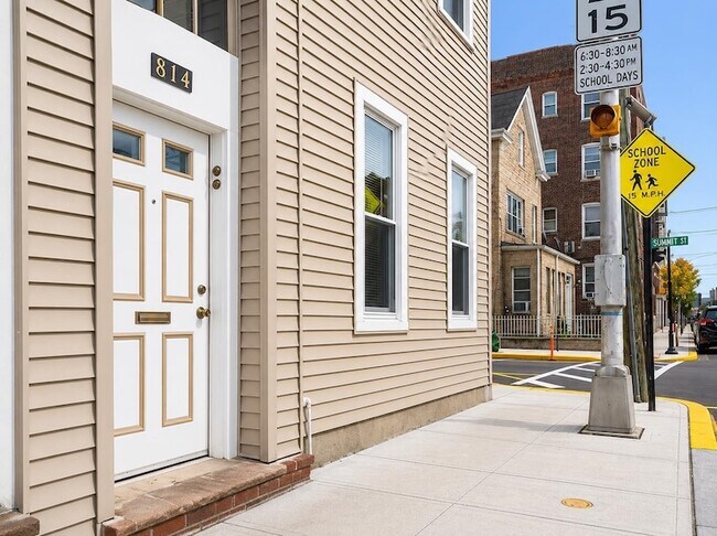 Building Photo - 814 28th St