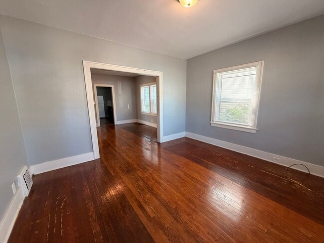 Building Photo - 2 Bedroom Lower Unit with Washer and Dryer!