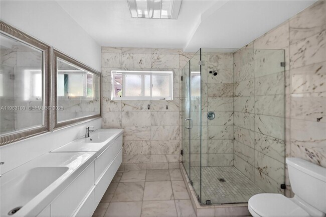 Building Photo - 1100 N Shore Dr