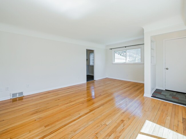 Building Photo - Spacious 3BR Home with Expansive 1-Acre Lot!