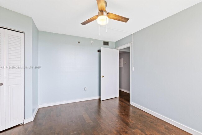 Building Photo - 1100 St Charles Pl
