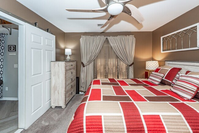 Building Photo - 7988 Shadow Oak Dr