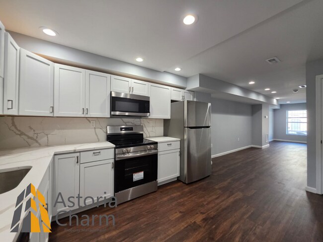 Building Photo - Renovated 2 Bedroom + Den, 3 Bath Home with Ensuites, Finished Basement and Stainless Appliances
