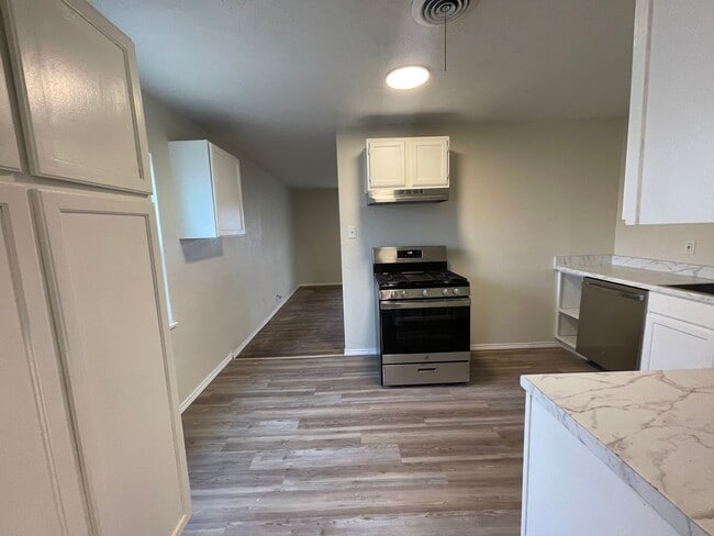 Building Photo - Updated 3/1.5 in Gables Neighborhood