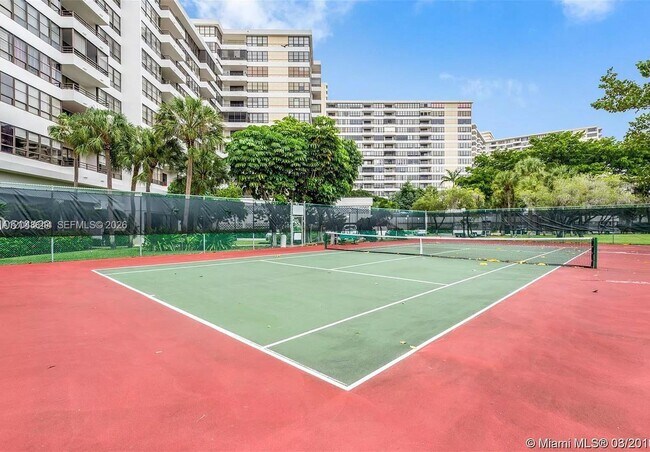Building Photo - 2500 Parkview Dr