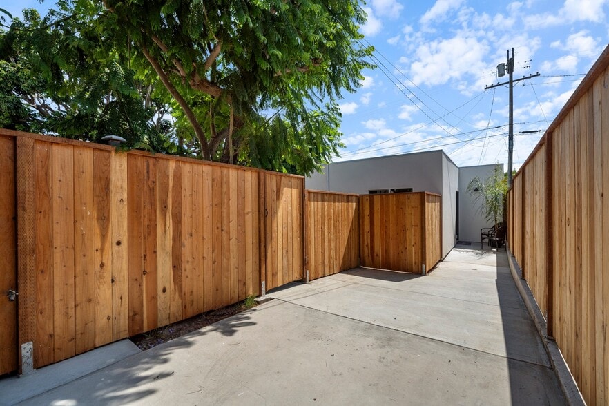 Building Photo - 5136 Hillcrest Dr