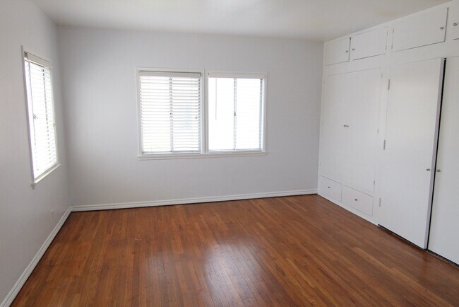 Building Photo - 9217 Alcott St