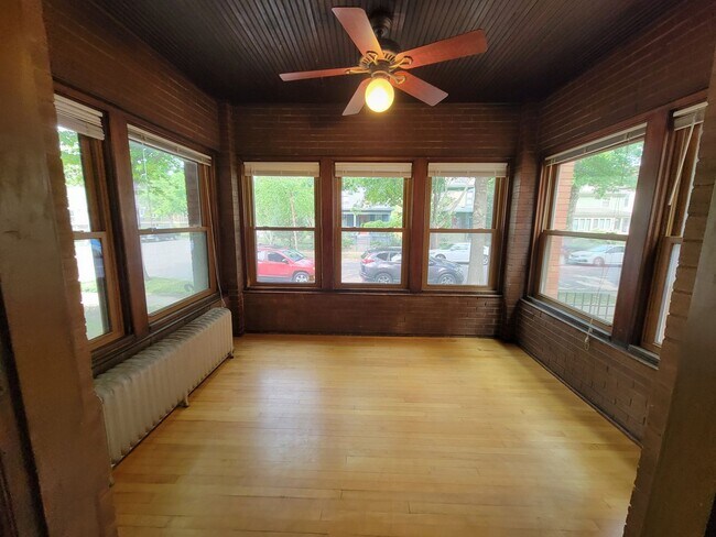 Building Photo - Lovely 2Br / 1Ba South Uptown Condo w/ Hardwood Floors, Sunroom, Fenced Backyard!
