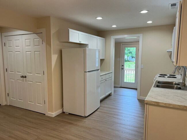 Building Photo - Recently Updated 3 Bedroom near OTC