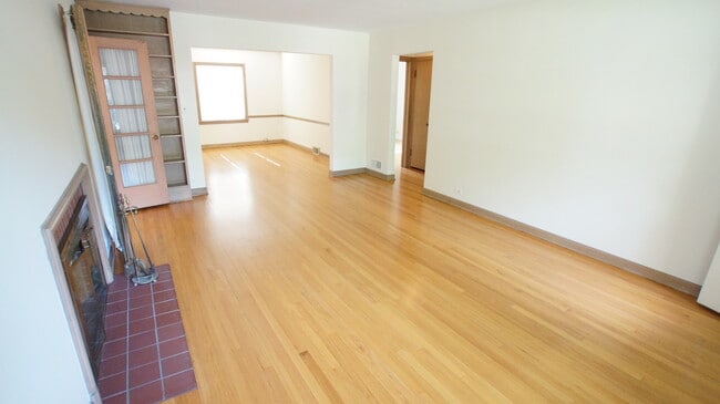 Building Photo - 1229 Middlebury Ln