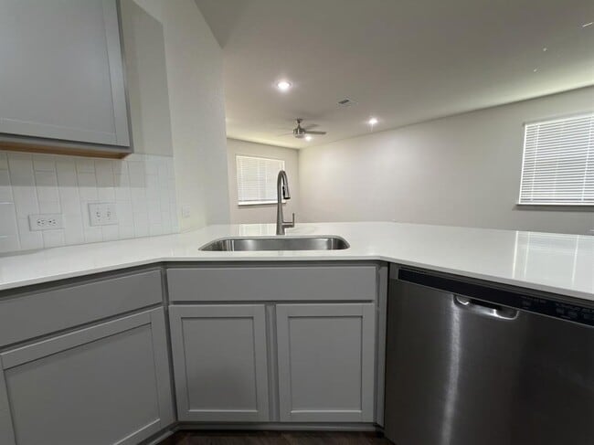 Building Photo - 3001 Egan Dr