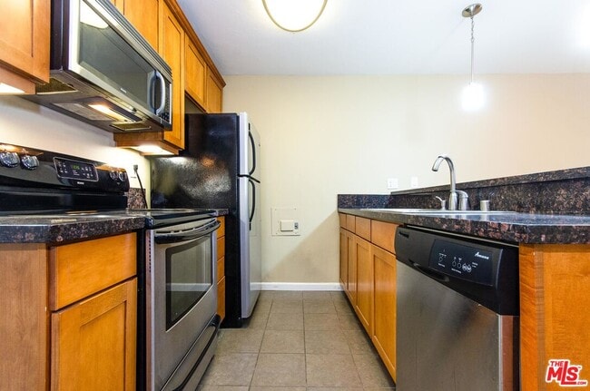 Building Photo - 10982 Roebling Ave