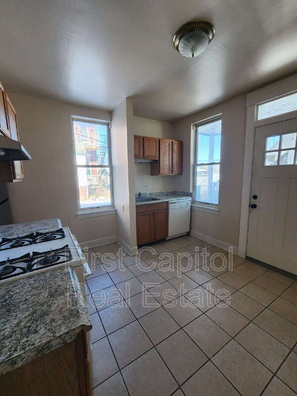 Building Photo - 711 N George St