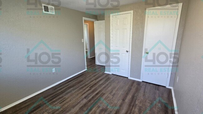 Building Photo - 3 Bedroom in MWC!