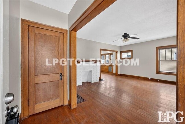 Building Photo - 4136 N Lockwood Ave