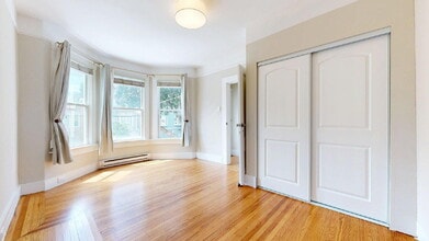 Building Photo - Convenient & Large 2BR/1BA Flat w/ In Unit Laundry & Dishwasher