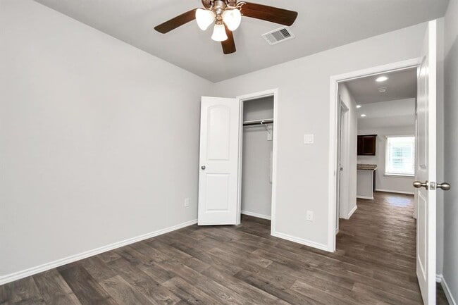 Building Photo - 9882 Laurel Lake Dr
