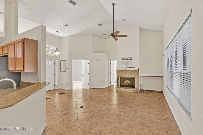 Building Photo - 2004 Water Crest Dr