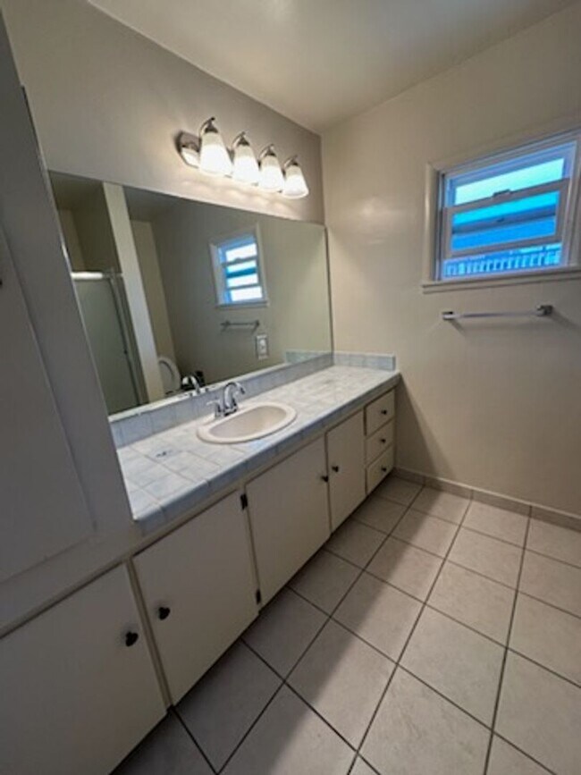 Building Photo - CM251L