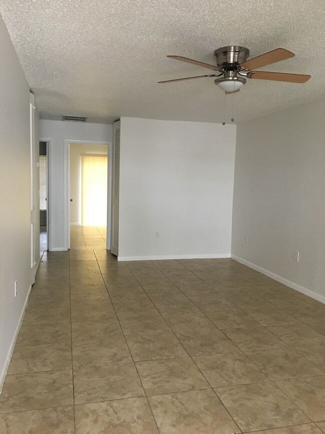 Building Photo - Updated Villa in Greenacres