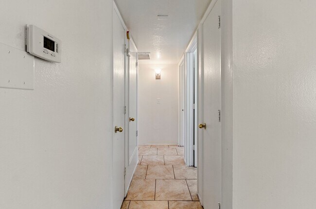 Building Photo - Centrally located 1 bedroom, 1 bath with bonus Den in a duplex, SW side of Swan & Grant.