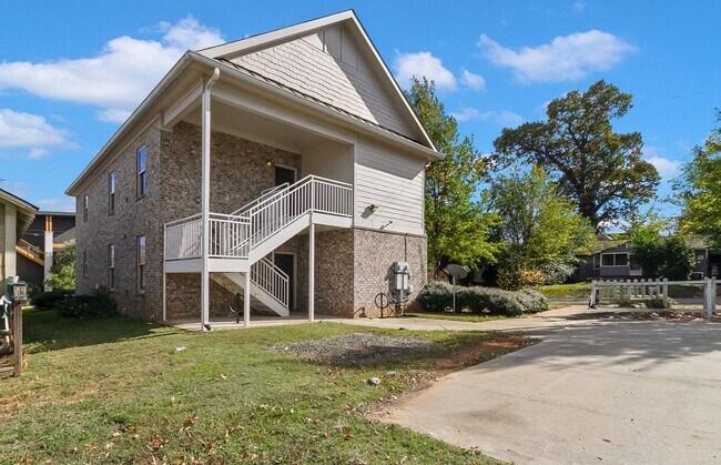 Building Photo - Spacious 3 Bedroom 3.5 Baths Available for Fall 2026! Schedule your Showing and Apply Today!