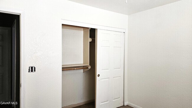 Building Photo - 10648 Peach Ave