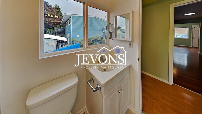 Building Photo - $1,000 Rent Credit if move-in occurs befor...