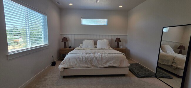 Building Photo - Stunning 3-bedroom + tech room, 2.5-bath home in NW Boise!